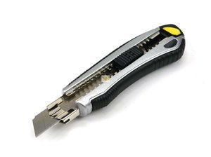 Nożyk łamany 18mm w aluminiowej obudowie z 6 ostrzami zapasowymi Waryński